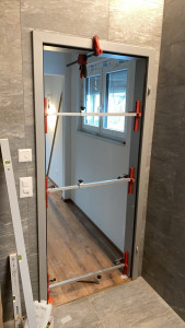 Photo de galerie - Pose porte sur embrasure