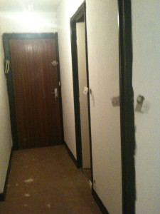Photo de galerie - Préparation , peinture cadre de porte avant pose de papier peint et parquet flottant.  
