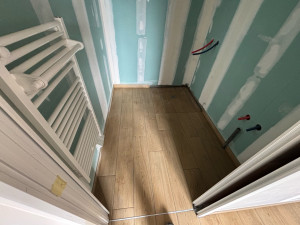 Photo de galerie - Pose Carrelage imitation parquet SDB, douche à l’italienne en Carrelage imitation parquet, joints gris foncé