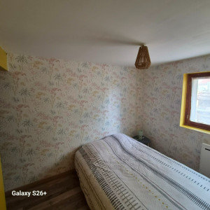 Photo de galerie - Chambre refaite entièrement du sol au plafond. 
Vue côté tapisserie