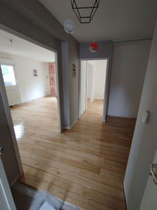 Photo de galerie - Pose collée parquet massif châtaignier + vitrification 