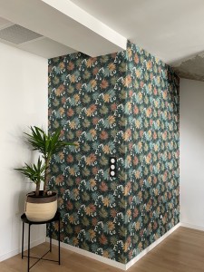 Photo de galerie - Pose de tapisserie sur un mur d’angle avec découpe