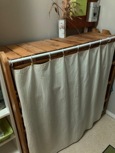 Photo de galerie - Avec le rideau. Je fais aussi de la couture et pleins d’autres choses. 
Je fais aussi du secrétariat, peinture intérieur de maison et….