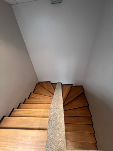 Photo de galerie - Peinture d’une cage d’escalier avec plinthes et rénovation de l’escalier teinte chêne doré et vitrification 