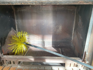 Photo de galerie - Démontage intérieur insert, ramonage conduit, nettoyage parties intérieur et la brosse métallique 