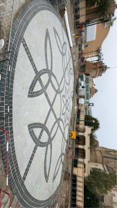 Photo de galerie - Réalisation de cette place en dalles granit casser et chaînette décoratif 