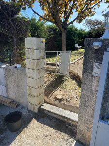 Photo de galerie - Petit mur cassé pour  installé d’un portillon avec poteau 