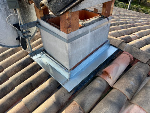 Photo de galerie - Entourage en zingue suite à une fuite de cheminée ( problème résolu ) 