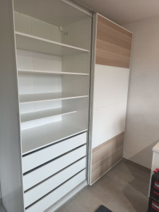 Photo de galerie - Montage armoire pax Ikea avec portes coulissantes et aménagement intérieur 