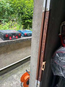 Photo de galerie - Remise en état d’un bâti après effraction ( pose d’une greffe ) 