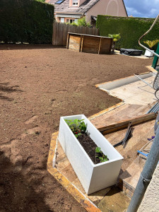 Photo de galerie - « Préparation et remise en état d’un jardin : décapage de l’ancienne pelouse, nettoyage, travail et nivellement du terrain avant création d’un nouveau gazon. Intervention soignée pour obtenir un terrain propre, régulier et prêt à engazonner. »