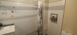 Photo de galerie - Carrelage, fixation étagère.