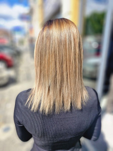 Photo de galerie - Rattrapage couleur 
brushing lisse 