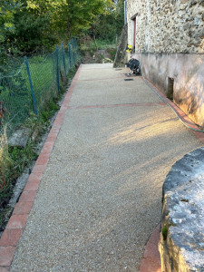 Photo de galerie - Trottoir béton lavé 