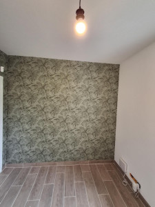 Photo de galerie - Rénovation entière d une piece , réfection des murs placo peinture , carrelage au sol et papier peint 