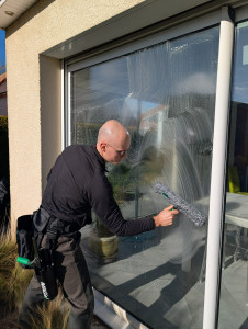 Photo de galerie - Quoi de plus satisfaisant que de voir la clarté revenir dans une pièce ? J'adore ce moment où la vue se dégage enfin.

Je m'occupe de vos vitres, encadrements et rails pour un résultat 100% propre. Vous n'avez plus qu'à profiter de la vue.