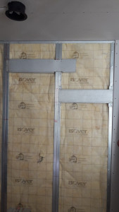 Photo de galerie - Pose de renforts pour support des meubles haut.