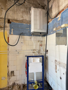 Photo de galerie - Wc suspendu avec installation d’un chauffe eau 