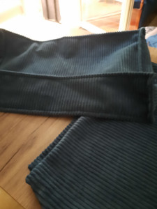 Photo de galerie - Réalisation de coussins pour canapé 
avec du velours cotelets