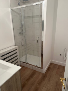 Photo de galerie - Douche faite dans salle de bain :plomberie ,cloison ,faience ,électricité ,peinture ,agencement .