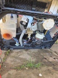 Photo de galerie - Réparation d’un lave-vaisselle ne demarrant plus son cycle (vidange permanente) réfection du systeme de nuveau d’eau (sans pressostat) 