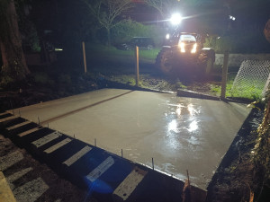 Photo de galerie - Réalisation d'une dalle béton pour accueillir un abri de jardin