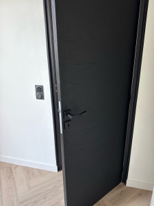 Photo de galerie - Pose d’une porte phonique en rénovation 
