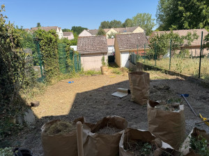 Photo de galerie - SPEED Bintou Diaby  Pose & décoration en gazon synthétique Avant / Après : transformation complète du jardin avec décoration personnalisée en gazon synthétique entre les pavés.