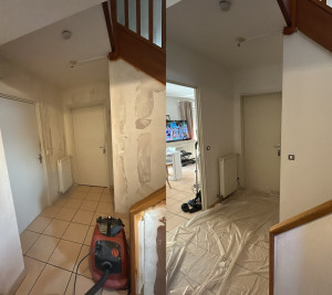 Photo de galerie - Travaux réalisés dans une entrée : ✔️ Enlèvement du papier peint existant ✔️ Rebouchage et enduits ✔️ Ponçage ✔️ Mise en peinture Résultat : une entrée propre, moderne et accueillante.