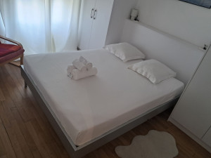Photo de galerie - Nettoyage de chambre, changement des draps et mise en place complète. Service idéal pour locations type Airbnb ou logements particuliers.