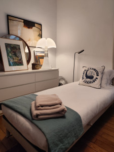 Photo de galerie - Ménage complet et écologique d'un logement Airbnb à Hendaye avant l'arrivée des voyageurs — lits faits, linge plié, rendu impeccable.