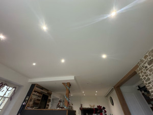 Photo de galerie - Réalisation de 50m2 de plafond avec bandes, ratissage complet et peinture pour une finition parfaite 
