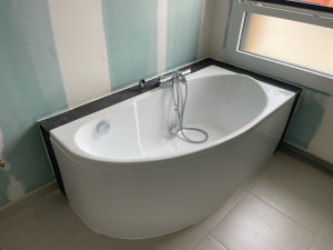 Photo de galerie - Mise en service baignoire semi îlot + coffrage d’angle
