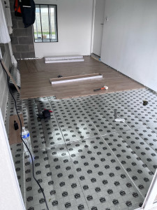 Photo de galerie - Parquet flottant ( stratifié ) dans une rénovation de garage aménager 
