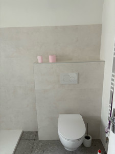 Photo de galerie - Pose de faïence autour du wc suspendu, au sol et au murs