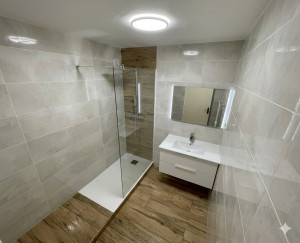Photo de galerie - Rénovation complète d'une salle de bain avec placo, modification plomberie et électricité, carrelage, installation des éléments

