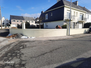 Photo de galerie - Remontage du muret en arrondie avec couvertine en béton et finition enduit puis une mise en peinture similaire au restant du mur . Ni vu ni connu ! ( chantier visible Caudan centre)