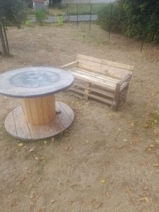Photo de galerie - Réalisation d'un banc et une table avec un touret électrique banc à base de palette 