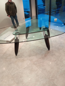 Photo de galerie - Installation d'une table en verre avec passage par monte meuble.
manutention avec ventouse 