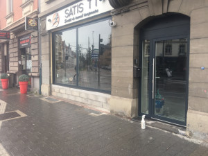 Photo de galerie - Pose de vitrine et porte d’entrée 