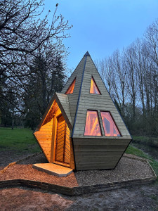 Photo de galerie - Création cabane en bois unique en forme diamant avec un étage couchage.