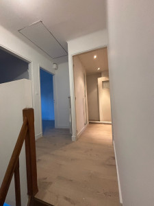 Photo de galerie - Voilà donc une pose parquet stratifié avec les plinthes 