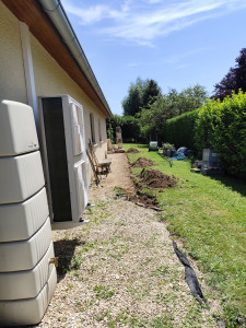 Photo de galerie - Décaissement du terrain pour création d'une marche plus pose bordure pose de géotextile plus cailloux de finition 