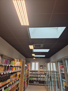 Photo de galerie - Installation rampe éclairage dans magasin 