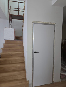 Photo de galerie - Les escaliers sur mesure et les portes sous tenture. 