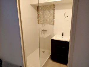 Photo de galerie - Rénovation d'une salle de bain
installation d'un receveur de douche à la place d'une baignoire