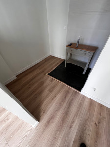 Photo de galerie - Parquet flottant avec plinthe 