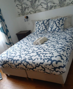 Photo de galerie - Lit rangé dans le logement en location saisonnière.