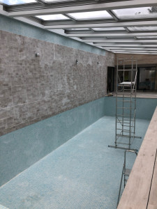 Photo de galerie - Réalisation carrelage de piscine 
