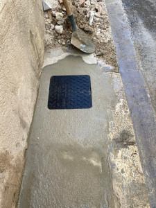 Photo de galerie - Pose tampon plaque fonte 40x40